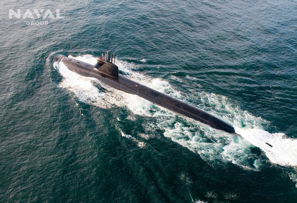 En patrouille, Le Terrible assure la permanence de la dissuasion nucléaire française. Totalement indétectable, ce colosse des profondeurs porte en lui la capacité de frappe de 16 missiles intercontinentaux, garantissant les intérêts vitaux de la nation...