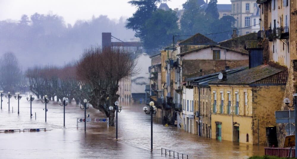 Les quais inondés de la ville de La Réole, sur la Garonne, vendredi.