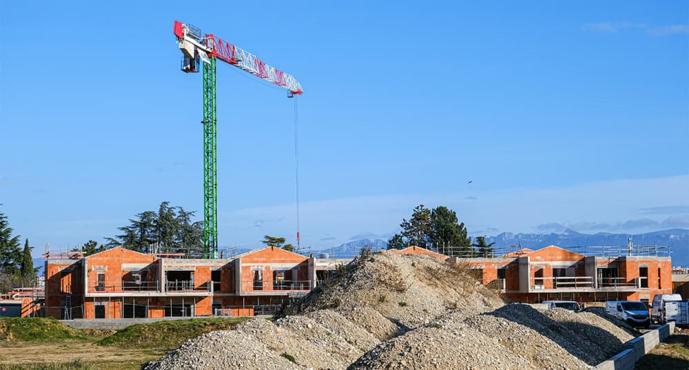Des grues sur un chantier de construction de maisons individuelles dans un lotissement à Valence.