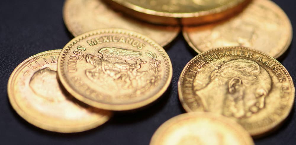 Des pièces d’or sont présentées dans la boutique locale de l’orfèvre Axel Harbaum-Neuhaus à Bonn, en Allemagne, le 21 octobre 2025, alors que les prix de l’or augmentent et que beaucoup échangent leurs possessions en or.