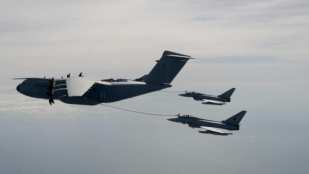 L'A400M ravitaille deux Eurofighter