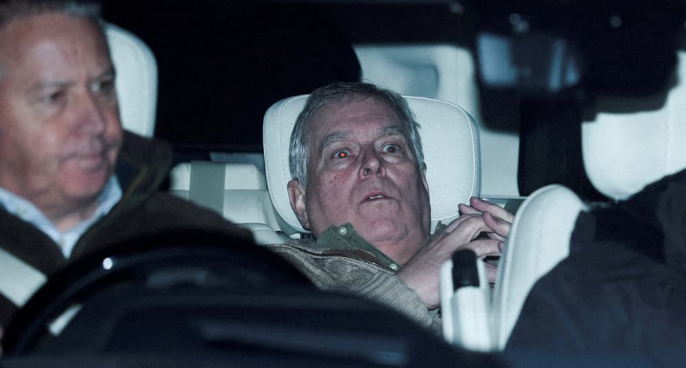 Cueilli à l’aube le jour de ses 66 ans par la police de Thames Valley, le fils préféré d’Élisabeth II a manifesté une « colère glaciale » plutôt que de la « panique », selon des sources sur place.