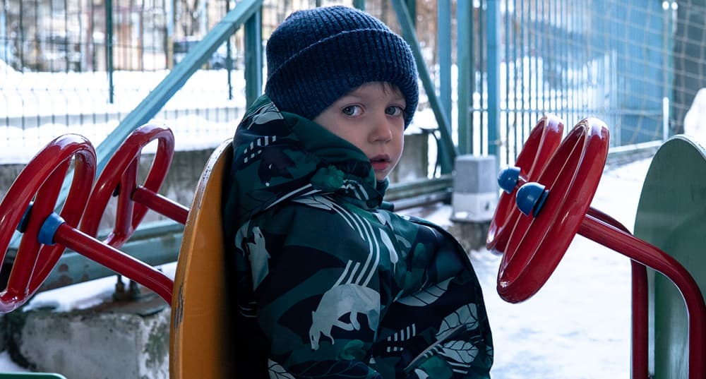 Le petit Sviatoslav, 4 ans, lors de son arrivée à l'école Rikiki.