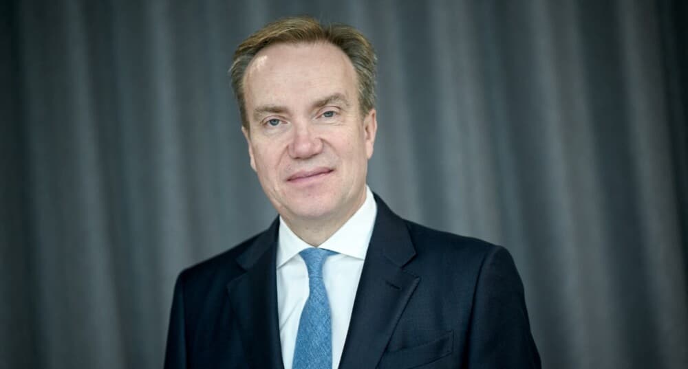 Børge Brende a échangé plus de 100 SMS et courriels et rencontré à trois reprises M. Epstein.