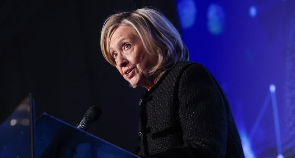 Une commission d'enquête parlementaire a commencé jeudi à auditionner l'ex-cheffe de la diplomatie américaine Hillary Clinton, avant son mari Bill Clinton, vendredi.