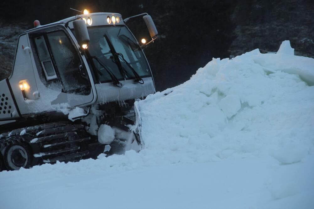 Dans la station de Chamrousse, près de Grenoble (Isère), la route menant au front de neige a dû être fermée pendant une partie de la journée du vendredi 20 février.