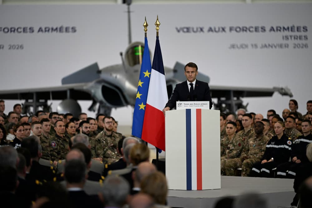 La président de la République Emmanuel Macron devant les troupes françaises
