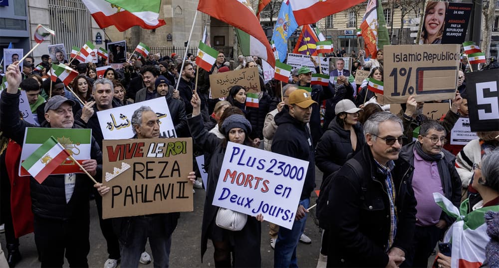 Des membres de la diaspora iranienne manifestent à Paris pour réclamer un changement de régime.