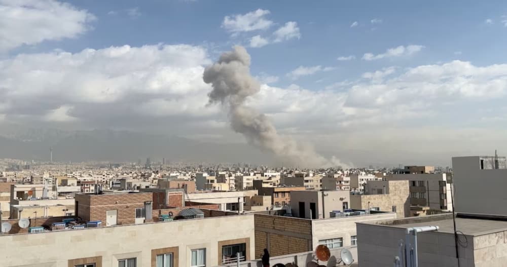 De la fumée s'élève suite à une explosion à Téhéran, en Iran, le 28 février.