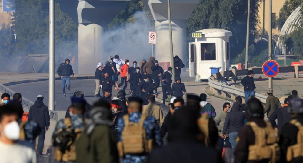 Des manifestants soutenant des groupes armés chiites irakiens se sont rassemblés et ont tenté de se diriger vers l'ambassade américaine après l'assassinat du guide suprême iranien, l'ayatollah Ali Khamenei, à Bagdad, en Irak, le 1er mars 2026.