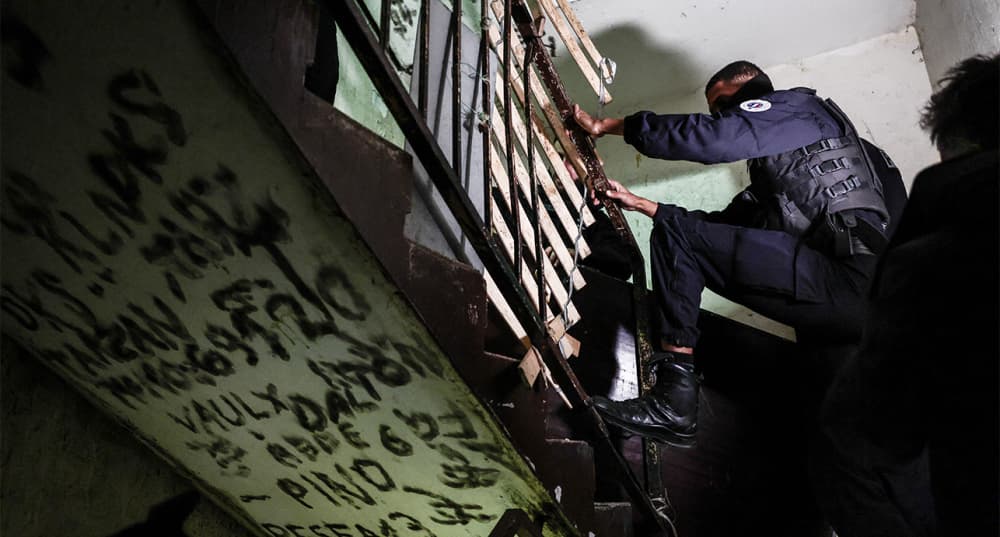 Des policiers de la brigade spécialisée BST14 de la Police nationale française entrent pour perquisitionner un immeuble du quartier de la Cité des Olivier à Marseille le 9 décembre 2025, lors d'une opération antidrogue.