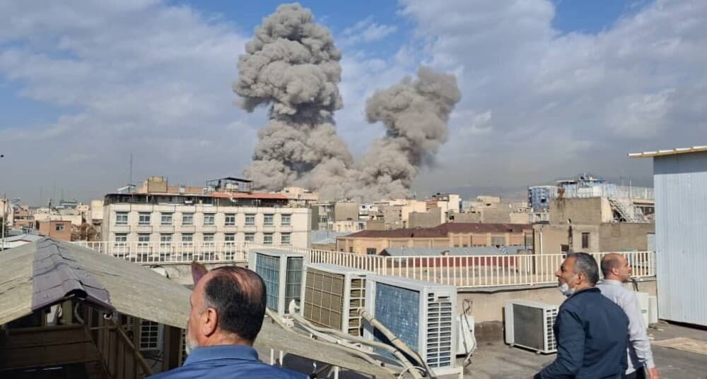 Panache de fumée après des frappes américaines et israéliennes, samedi à Téhéran.