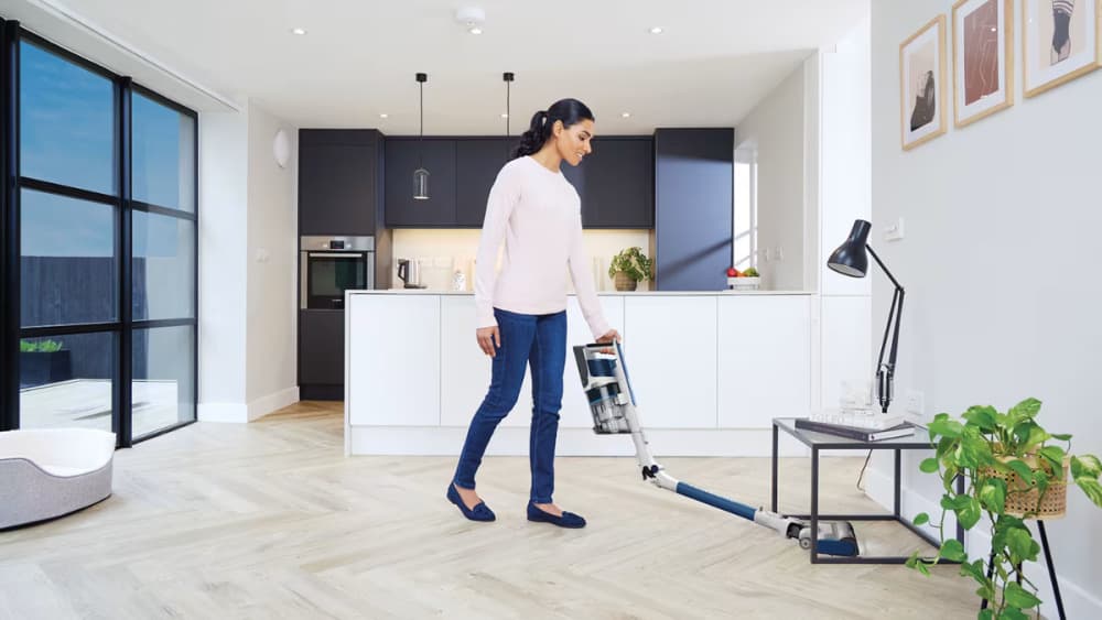 Le Shark PowerPro IZ380EU combine aspiration puissante et technologie FloorDetect pour s'adapter automatiquement à chaque surface.