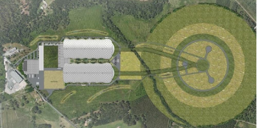Vue aérienne du futur aérodrome (à droite) et de l’usine d’assemblage de ballons dirigeables de Flying Whales (bâtiments à gauche) sur la commune de Laruscade, 45 km au nord de Bordeaux.