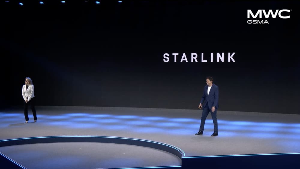 Gwynne Shotwell, la présidente de SpaceX et Michael Nicolls, le vice-président de Starlink, sur scène au MWC ce lundi 2 mars.