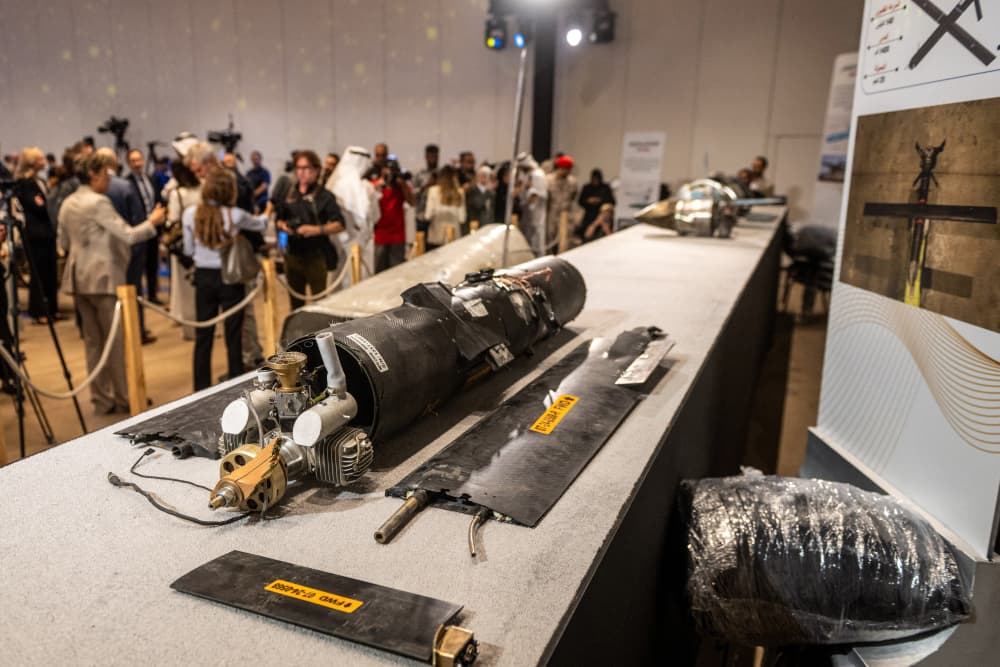 Des fragments de missiles et de drones récupérés après les frappes iraniennes sont présentés lors d’une conférence de presse organisée par le gouvernement des Émirats arabes unis à Abou Dabi le 3 mars 2026.