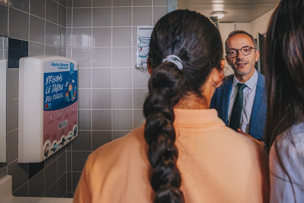 Sébastien Vincini au collège Louisa Paulin à Muret, pour échanger avec les élèves sur l'installation des distributeurs de protections hygiéniques gratuites