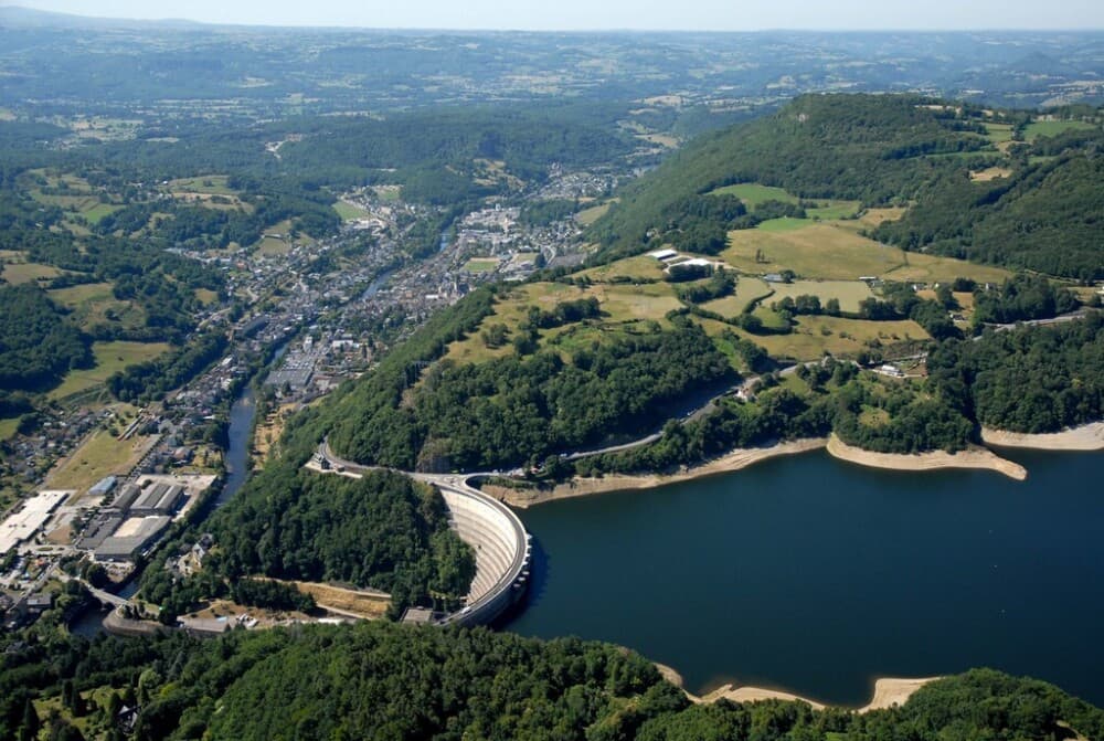 Le barrage de Bort-les-Orgues est le premier sur le cours de la Dordogne.