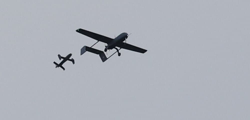 Un intercepteur AS3, qui fait partie d'un système modulaire américain de lutte contre les drones alimenté par l'IA, Merops, tente de capturer un drone leurre dans le cadre d'essais lors d'une présentation sur un polygone à Nowa Deba, en Pologne.