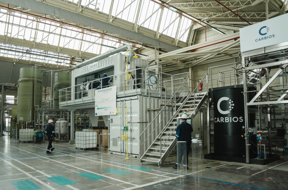 Après son démonstrateur industriel situé à Clermont-Ferrand, Carbios tente de changer d’échelle et de déployer l’industrialisation de sa technologie de biorecyclage des plastiques en PET.
