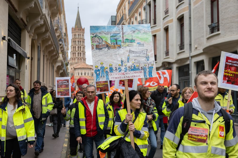 Plusieurs centaines de personnes ont manifesté vendredi 6 mars à Toulouse pour défendre les usines de Fibre Excellence.