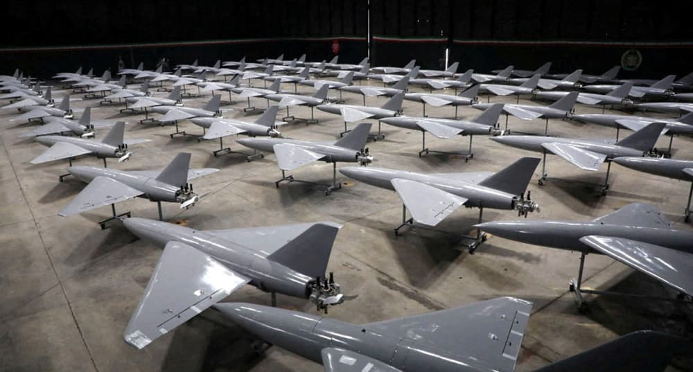 Des drones sont exposés lors d'une cérémonie d'adhésion de l'armée iranienne dans un endroit non divulgué en Iran.