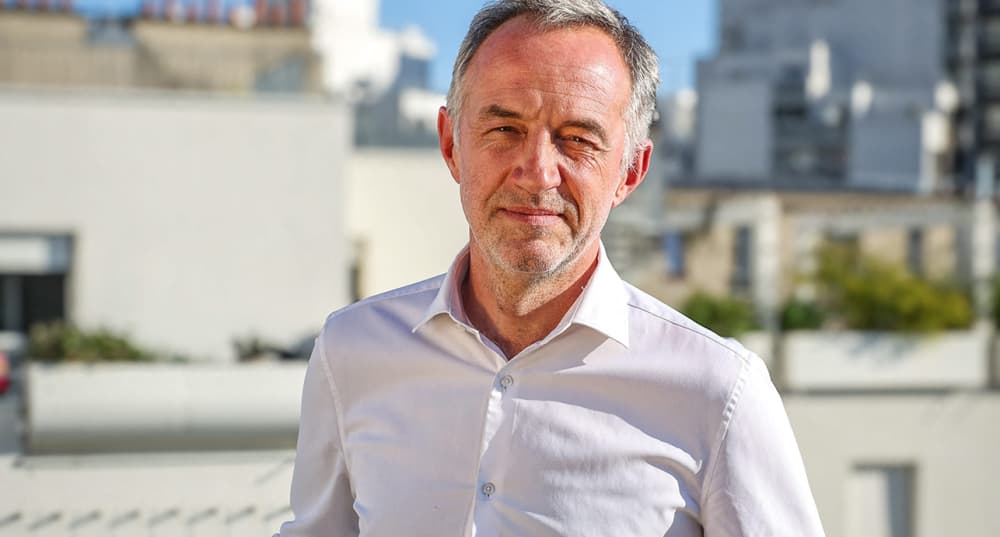Le candidat PS aux municipales de Paris, Emmanuel Grégoire, sur un toît parisien.