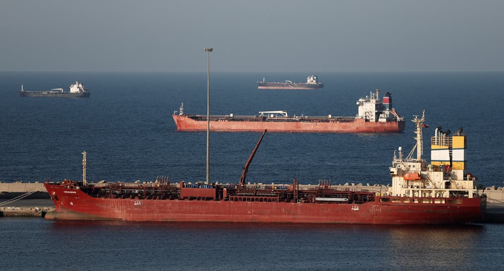 Le pétrolier Luojiashan est ancré à Mascate, alors que l'Iran s'engage à fermer le détroit d'Ormuz, au milieu du conflit américano-israélien avec l'Iran, à Mascate, Oman.