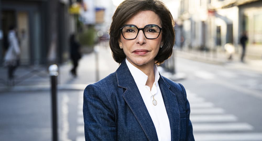 Rachida Dati, candidate au poste de Maire de Paris pour les élections municipales de 2026, pose dans une rue du 12eme arrondissement à proximité de son QG de campagne.