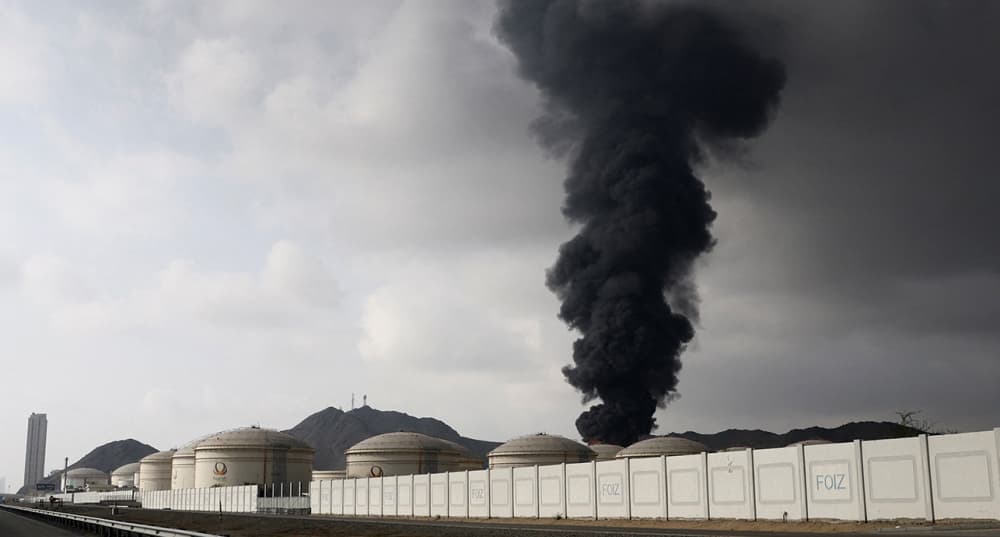 La fumée s'élève dans la zone industrielle pétrolière de Fujairah à la suite d'un incendie causé par des débris après l'interception d'un drone par les défenses aériennes, dans le contexte du conflit américano-israélien avec l'Iran.