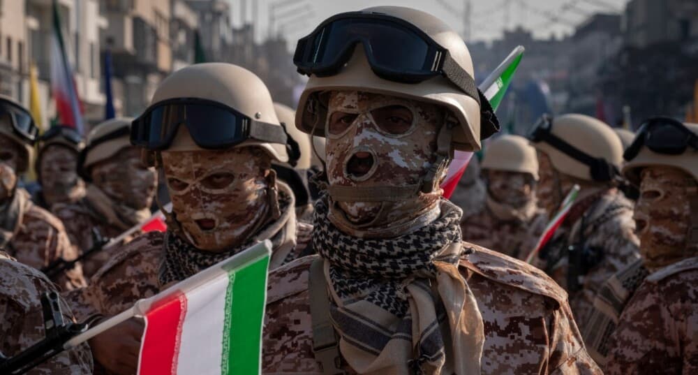 Les Gardiens de la révolution islamique sont implanté dans tous les types de pouvoir en Iran, rendant leur renversement total difficile.
