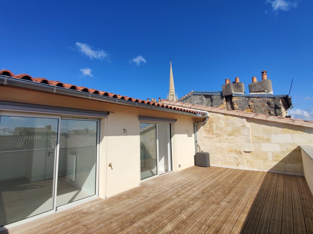 À deux pas de la place Saint-Michel, les six logements disposent d’une performance thermique A. Ils ont été vendus en bail réel solidaire à 3 500 €/m2, bien en dessous des prix du marché bordelais.