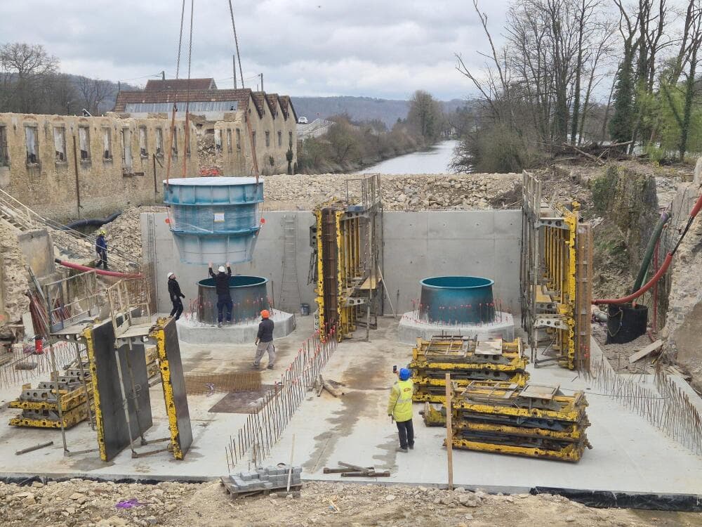 Levage et mise en place de la turbine numéro 1 pour la réhabilitation du barrage de Colombier-Fontaine (Doubs)