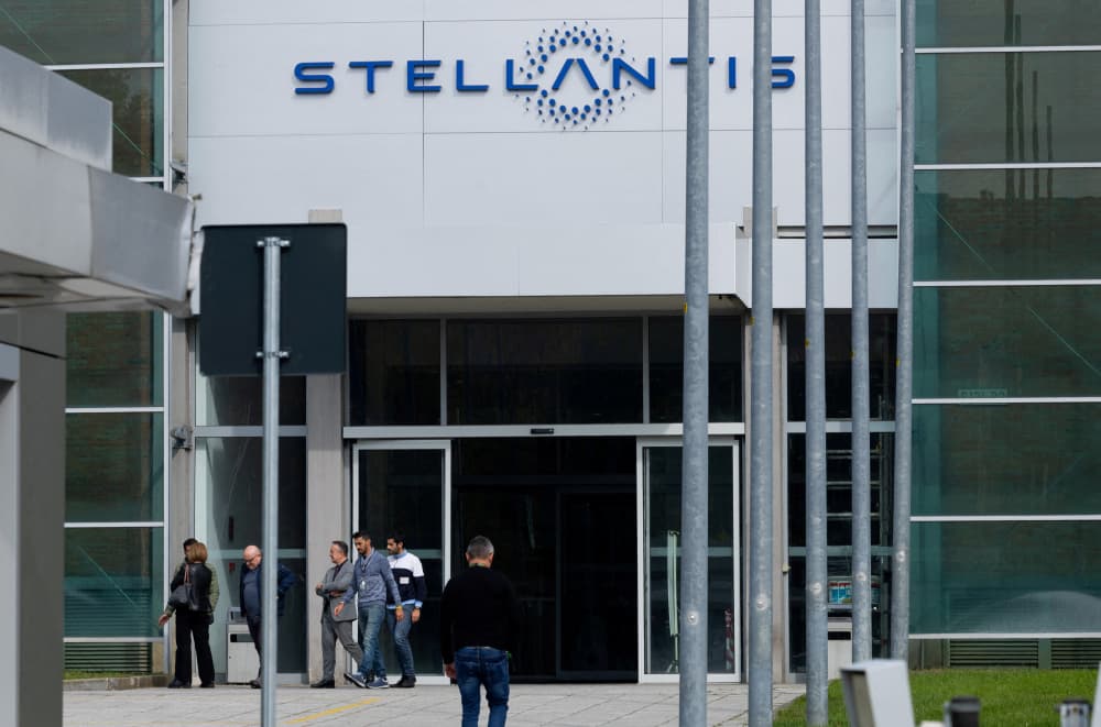 Le retour au bureau est une " priorité stratégique " du redressement de Stellantis, explique le constructeur.
