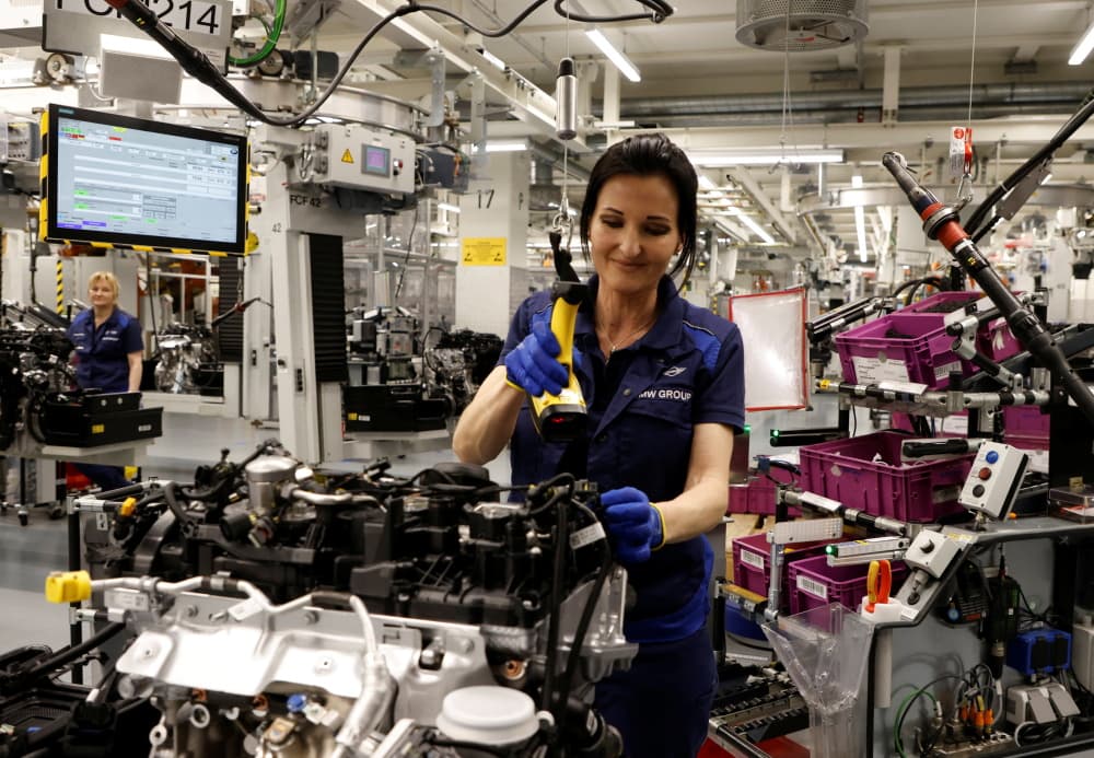 L'assemblage d'un moteur BMW dans l'usine BMW de Steyr, en Autriche.