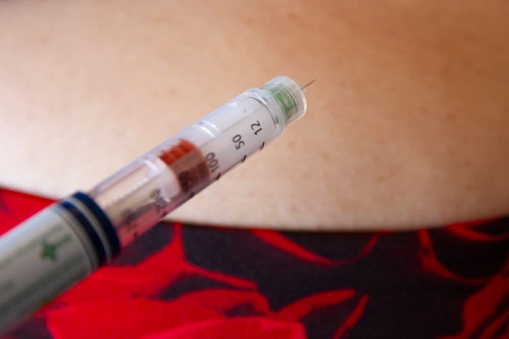 L’insuline, un produit biologique hautement sensible, nécessite une chaîne du froid continue. L’allongement des délais de transport dans le détroit d'Ormuz menace désormais l’intégrité de ces traitements vitaux pour des millions de patients.