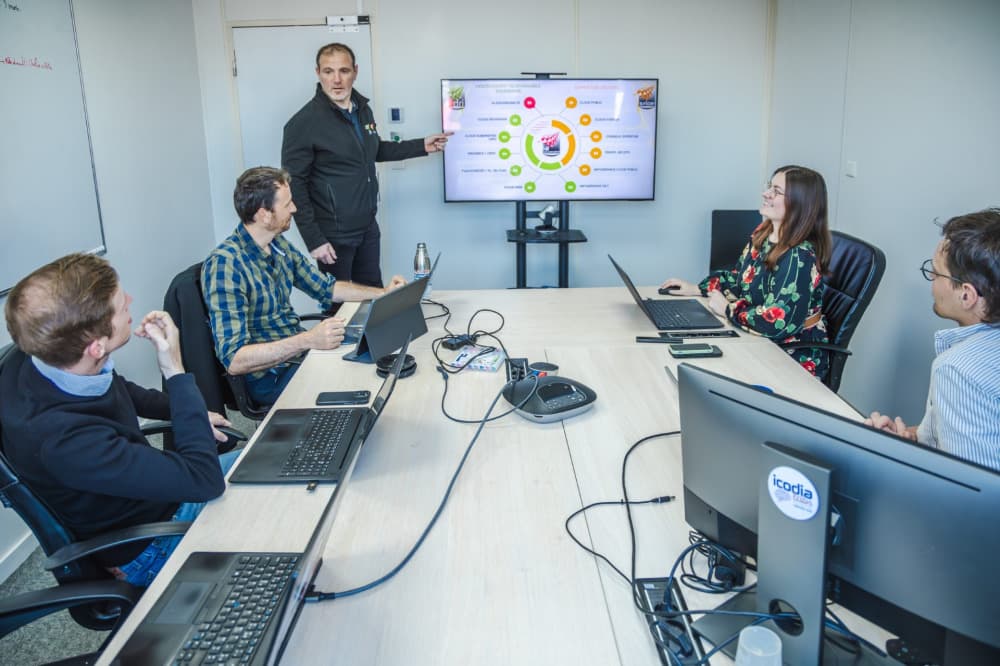 Dirigé par Régis Josso, le groupe DRI (Pays de la Loire) propose son expertise en tant qu'hébergeur et infogéreur web français responsable.