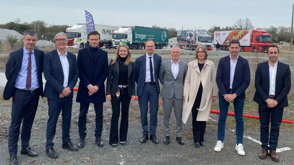 Les présidents des entreprises du consortium et de Laval Agglomération lors de l’annonce officielle le 20 mars 2025 sur l’ancienne base de travaux de la ligne à grande vitesse qui va devenir la plateforme multimodale rail-route.