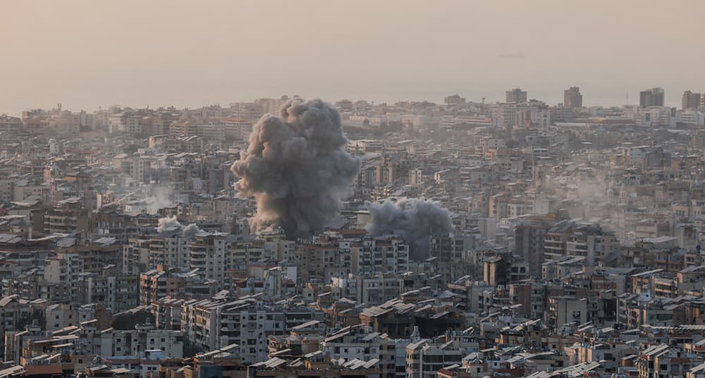 De la fumée s'élève après des frappes israéliennes après une escalade des tensions entre le Hezbollah et Israël, dans le contexte du conflit israélo-américain avec l'Iran, dans la banlieue sud de Beyrouth, au Liban, le 12 mars 2026.