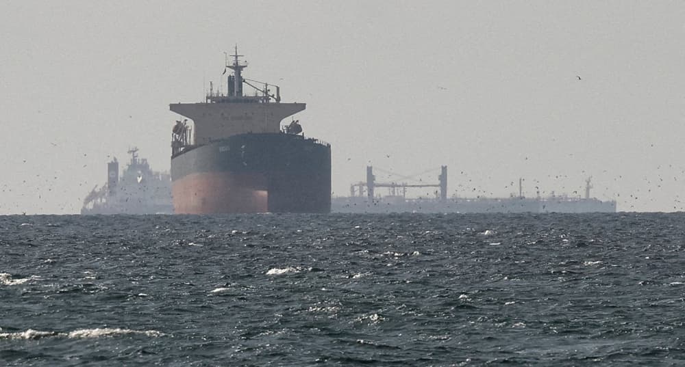 Des pétroliers naviguent dans le golfe Persique, près du détroit d'Ormuz, vus depuis le nord de Ras al-Khaimah, près de la frontière avec le gouvernorat omanais de Musandam, aux Émirats arabes unis, le 11 mars 2026, dans le contexte du conflit israélo-...