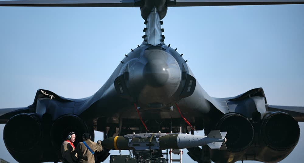 Le 14 mars 2026, sur le tarmac de la base aérienne de Fairford (RAF Fairford), dans le sud-ouest de l'Angleterre, des militaires de l'USAF préparent des munitions d'attaque directe interarmées (JDAM) pour un bombardier B-1 Lancer de l'US Air Force.