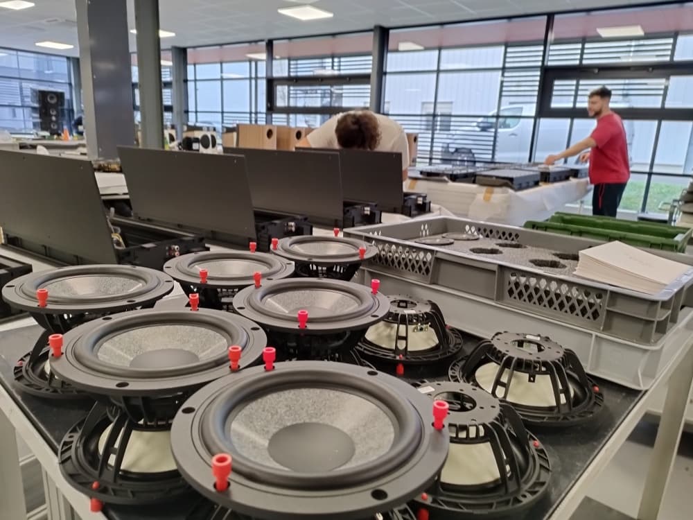 A Saint-Etienne, Focal produit notamment des enceintes haut-de-gamme dont le prix de certains produits dépasse les 100.000 euros.