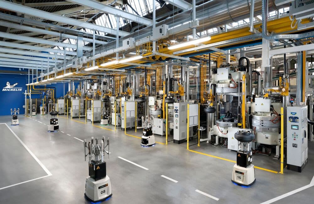 Michelin équipe ses usines de presses électriques, plus efficaces que les presses traditionnelles et moins énergivores.