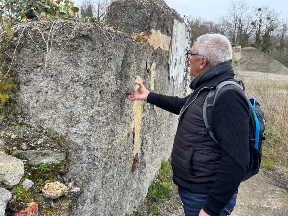 Dominique Loizeau, président de l'association vendéenne de géologie, vérifiant le béton du laboratoire de chimie de la mine de Rochetrejoux.