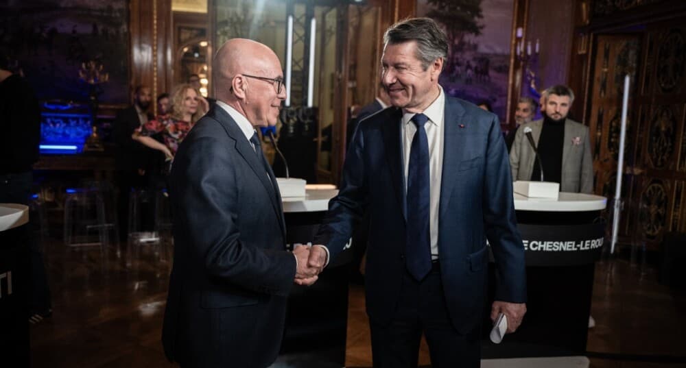 Éric Ciotti (UDR, allié au Rassemblement national) et Christian Estrosi (maire sortant, candidat à sa réélection) se serrent la main à l'issue d'un grand débat organisé par la chaîne BFM TV, réunissant les principaux candidats à la mairie de Nice.
