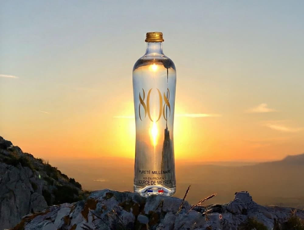 808 Water, source originaire de Meyreuil dans les Bouches-du-Rhône, est reprise par le groupe Elior avec une stratégie d'internationalisation