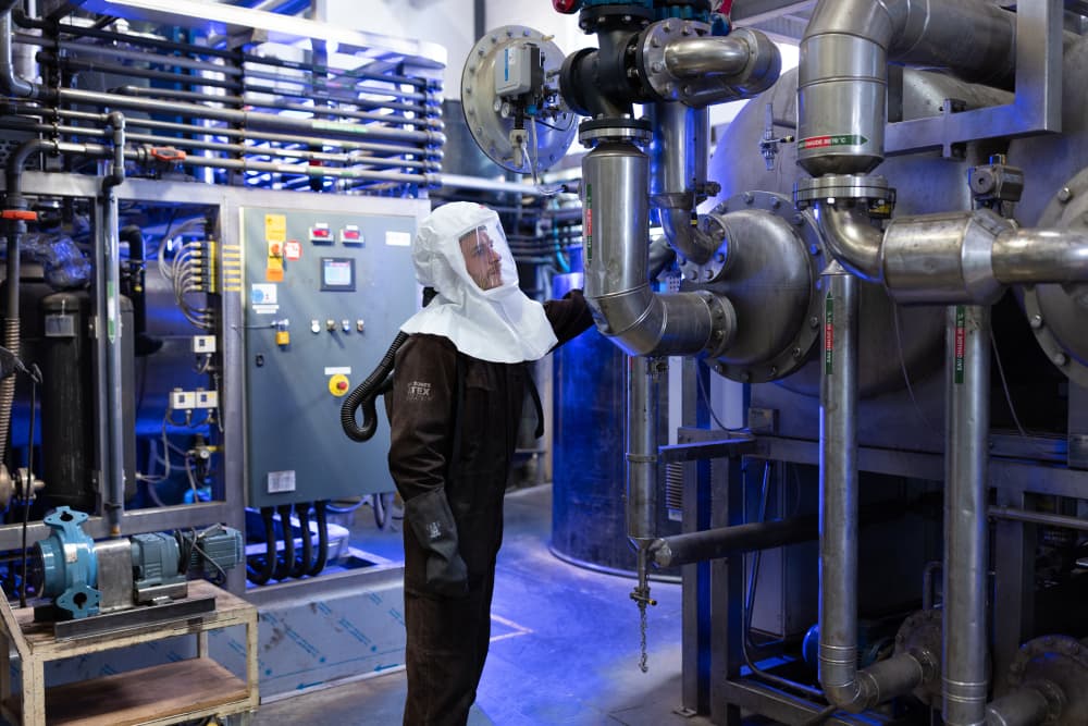 Schneider Electric fabrique lui-même sa poudre d’argent pour ses composants électroniques.