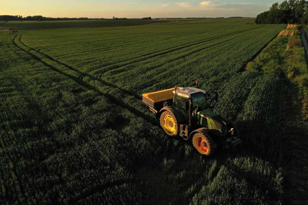 Un agriculteur épand de l'engrais azoté sur son champ de blé, à Inchy-en-Artois.