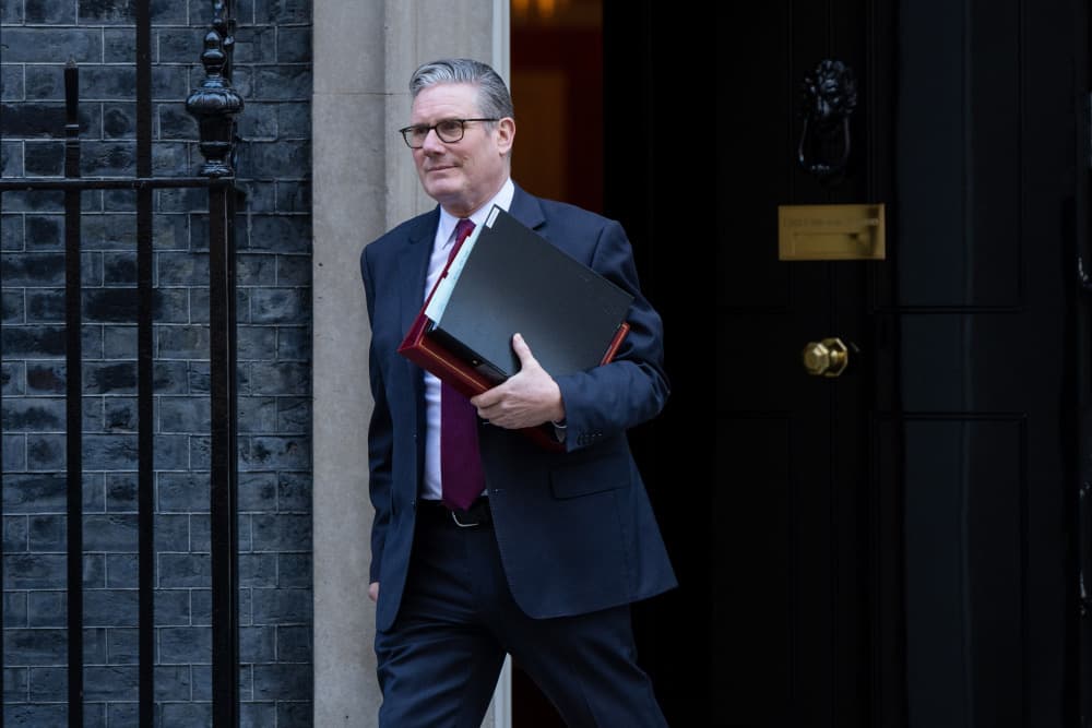 Pour le Premier ministre britannique Keir Starmer, l'équation budgétaire se complique à grande vitesse.