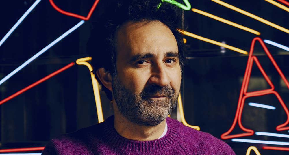À 49 ans, l'humoriste Mathieu Madénian avance au rythme d'accidents, heureux ou tragiques, qui ont nourri ses quatre spectacles.